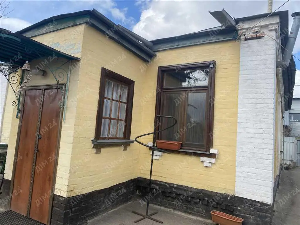 Затишний цегляний будинок з окремою ділянкою.