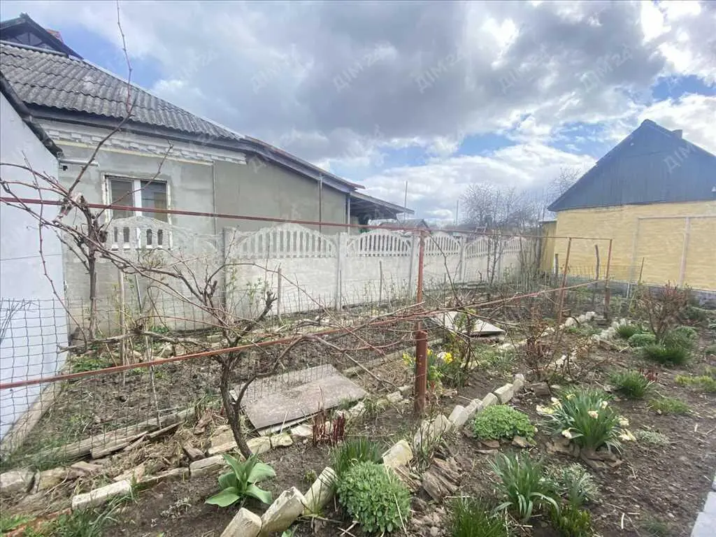 Затишний цегляний будинок з окремою ділянкою.