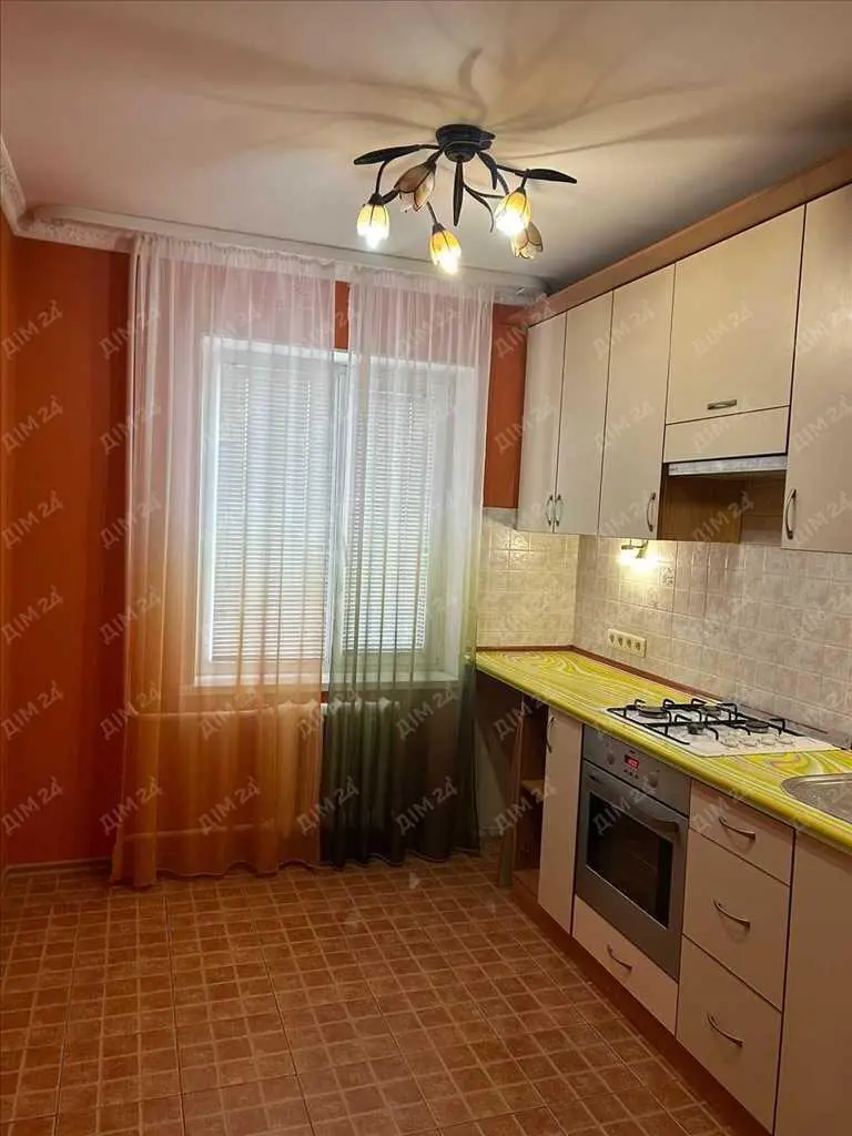 Трикімнатна квартира в Карлівці