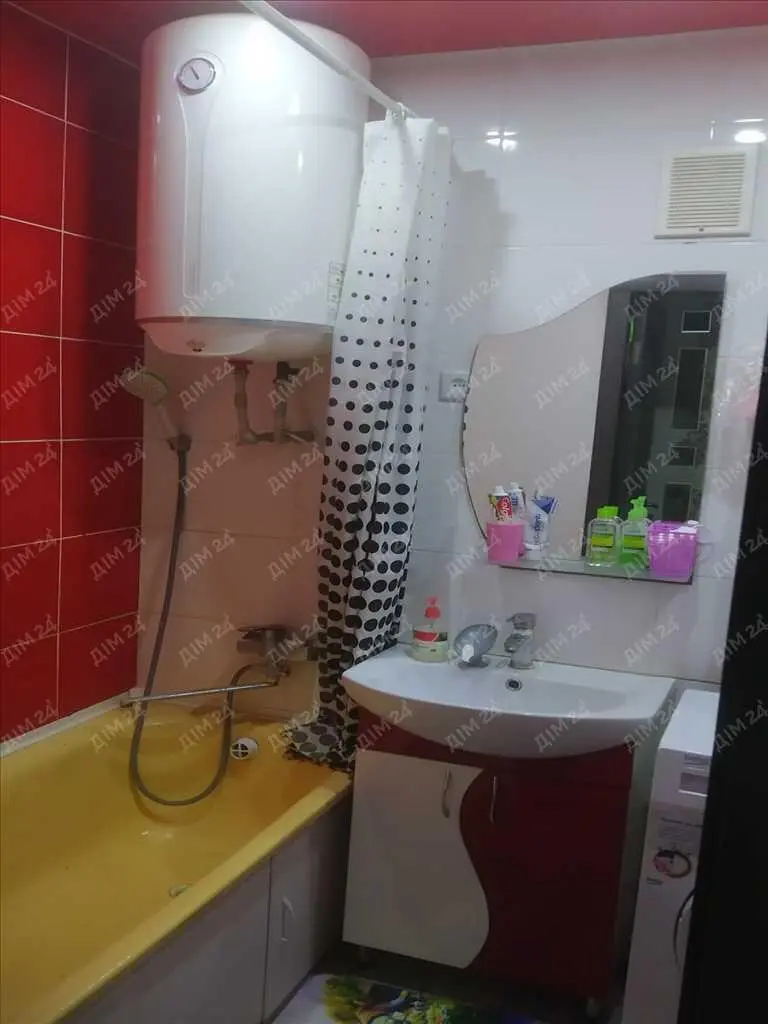 Трикімнатна квартира в Карлівці