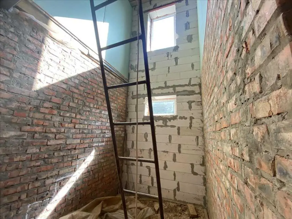 Новий будинок в центральній частині міста.