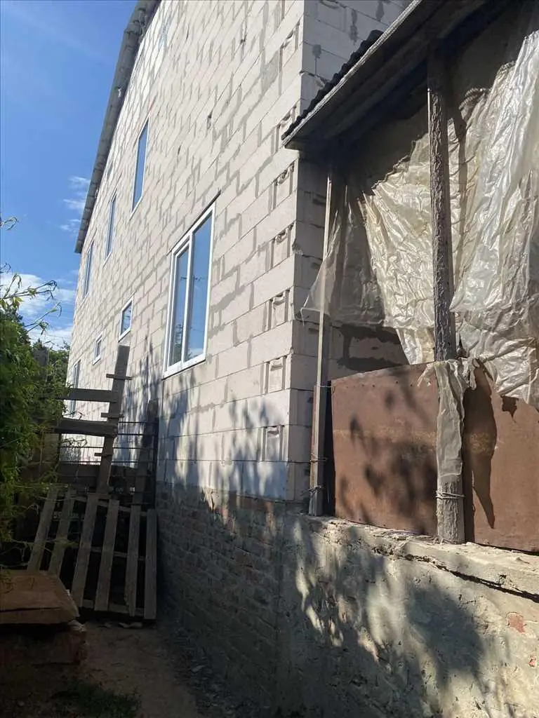 Новий будинок в центральній частині міста.