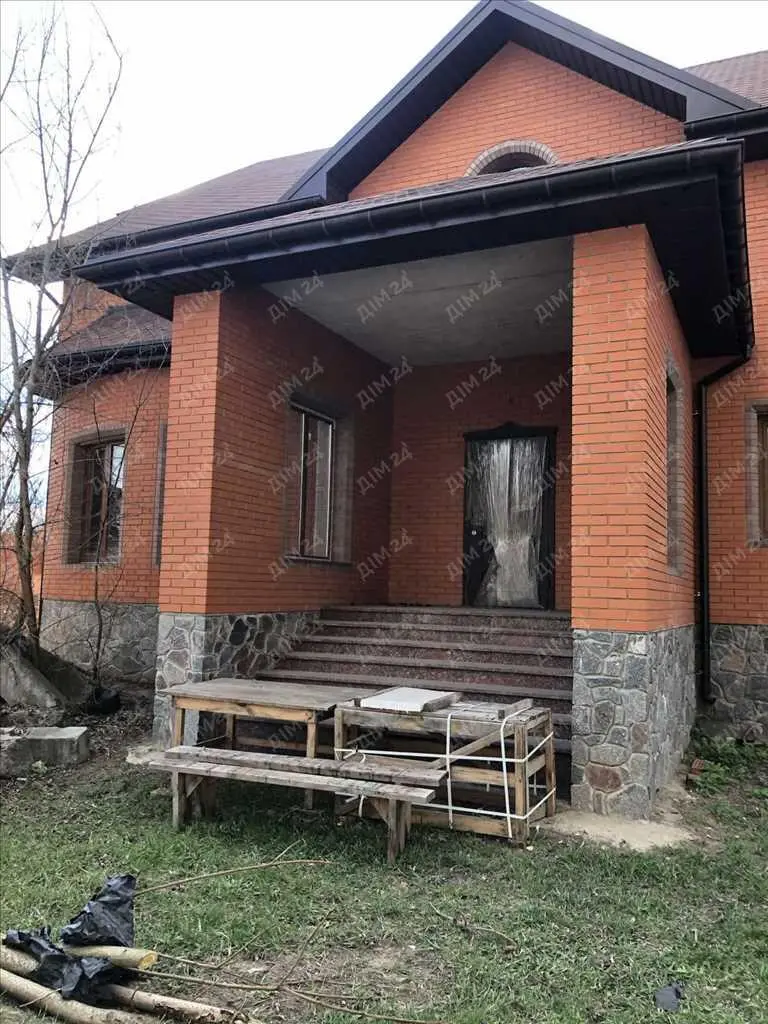 Добротний будинок на Подолі.