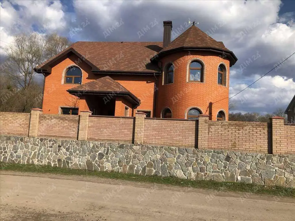 Добротний будинок на Подолі.