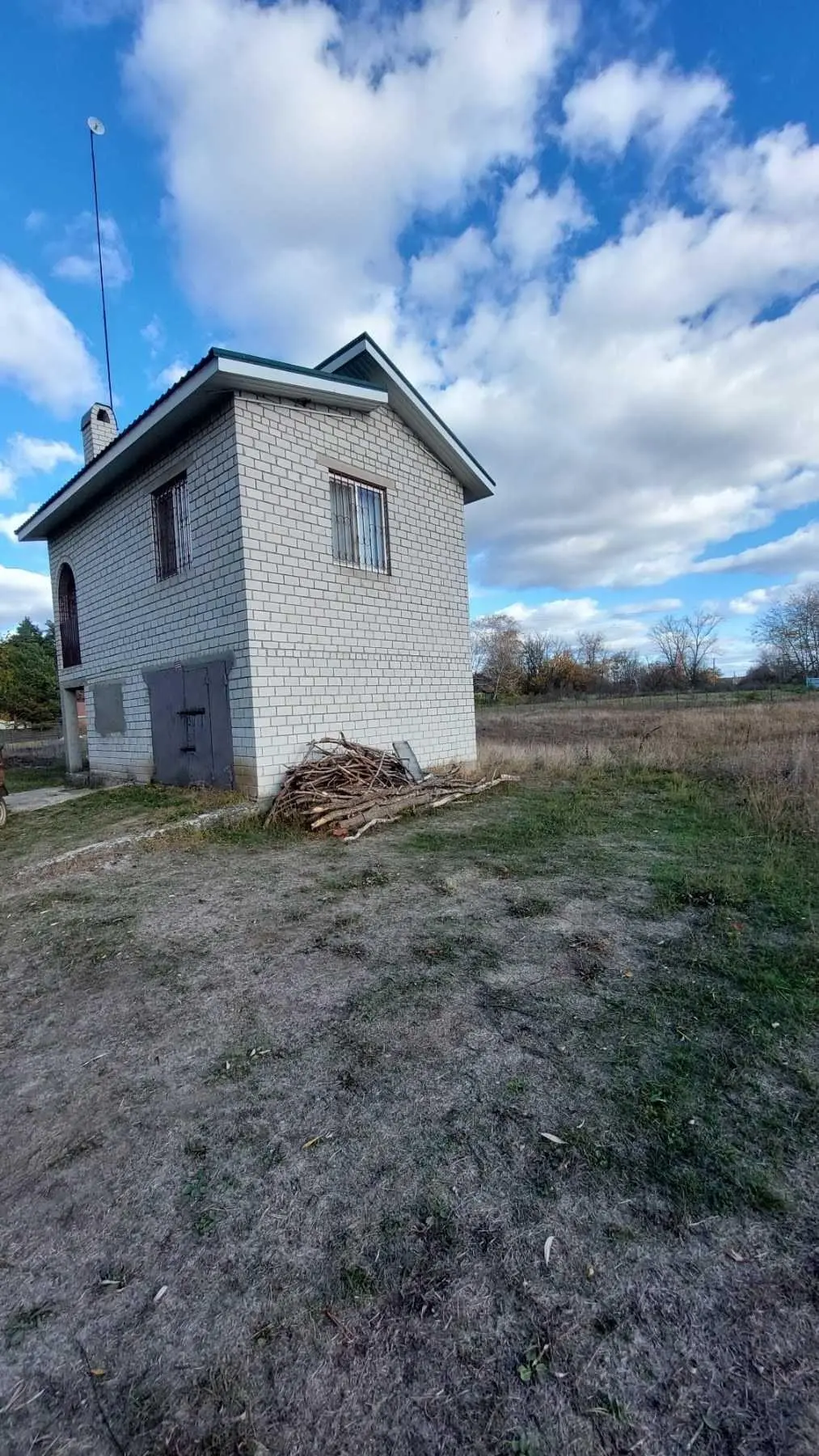 Дача поруч з річкою 