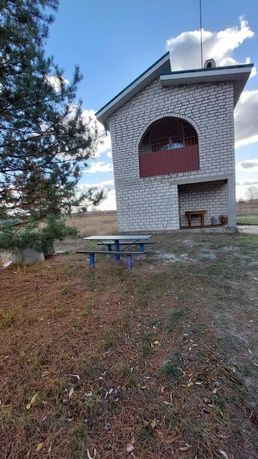 Дача поруч з річкою 