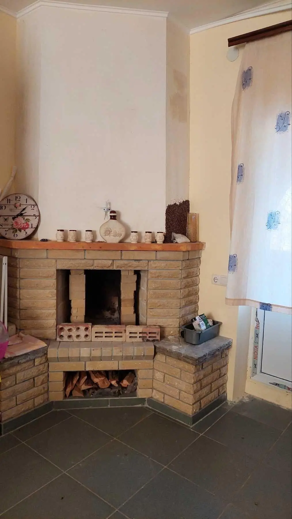 Дача поруч з річкою 