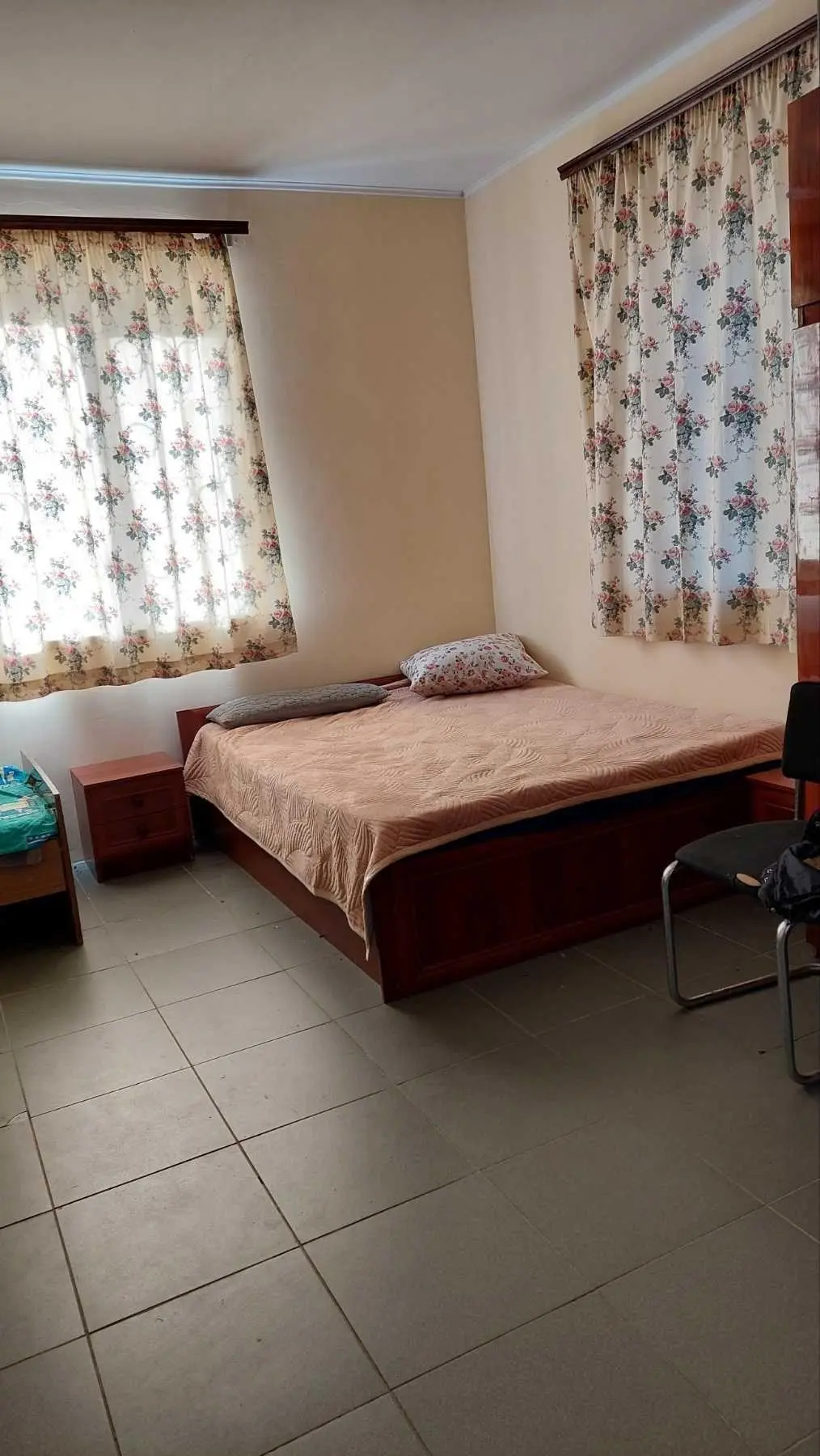 Дача поруч з річкою 