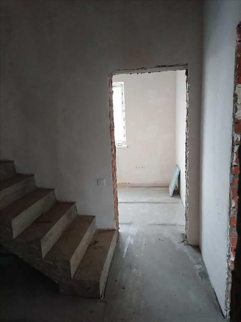 Цегляний будинок з комунікаціями