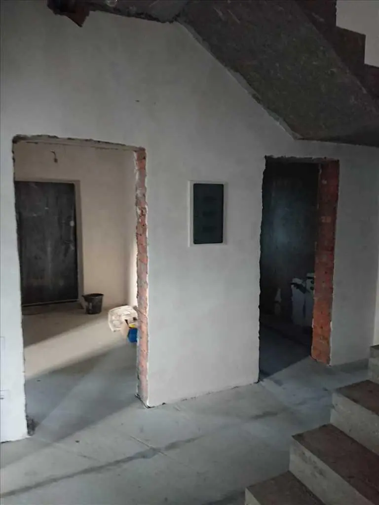 Цегляний будинок з комунікаціями