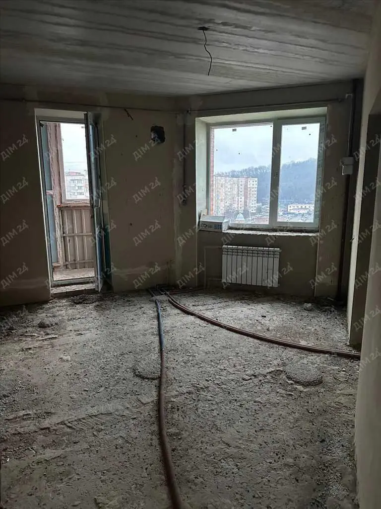 Простора квартира в новобудові.