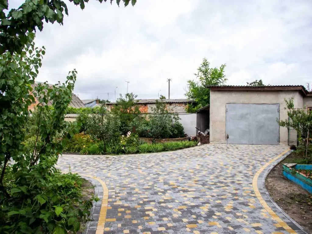 Просторий будинок в передмісті