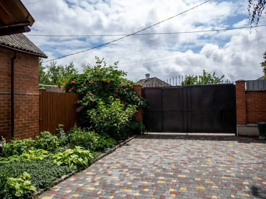 Просторий будинок в передмісті