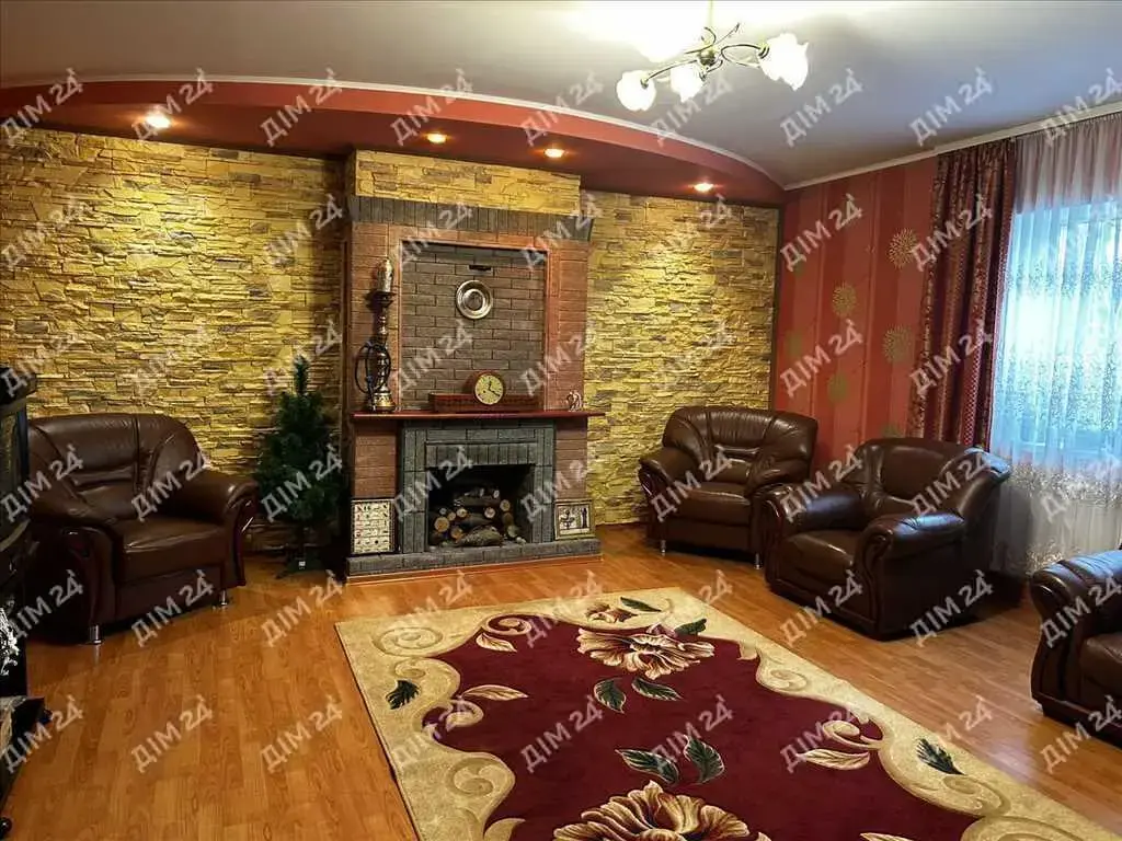 Сосни на ділянці, річка та пляж за воротами. Пошук закінчено!