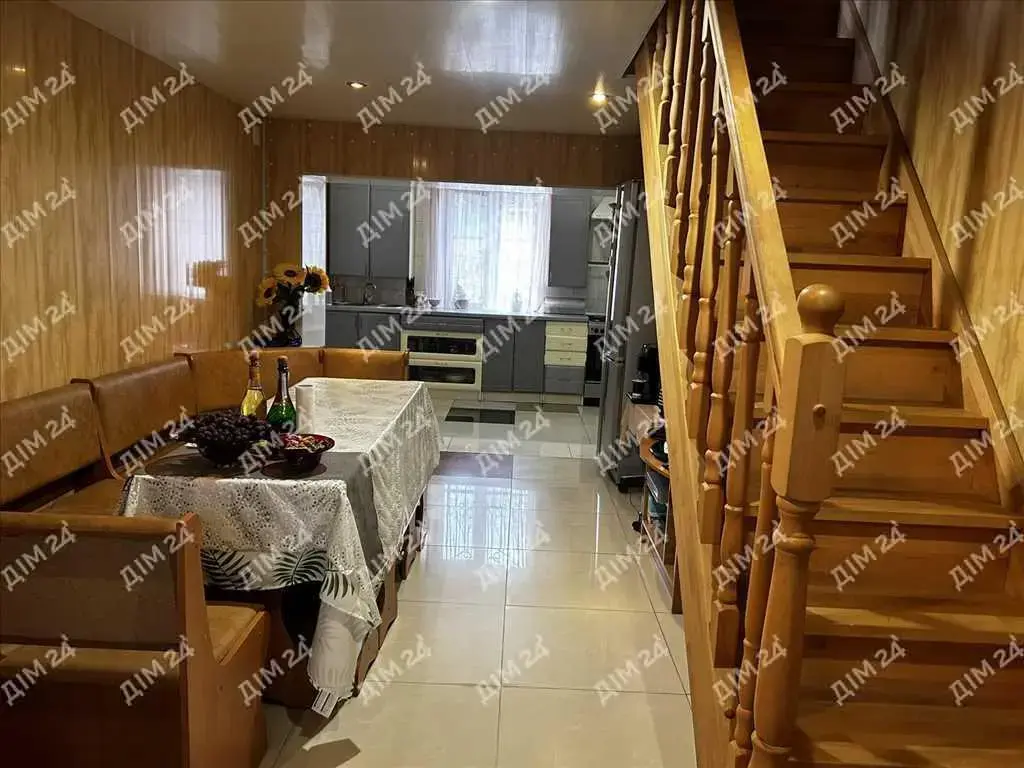 Сосни на ділянці, річка та пляж за воротами. Пошук закінчено!