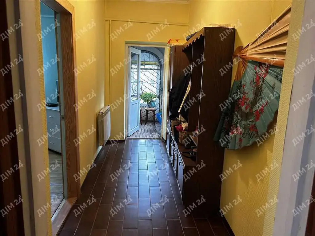 Сосни на ділянці, річка та пляж за воротами. Пошук закінчено!