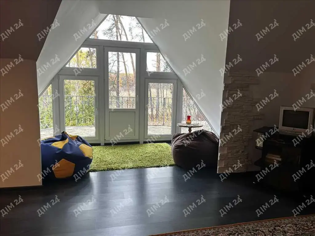 Сосни на ділянці, річка та пляж за воротами. Пошук закінчено!