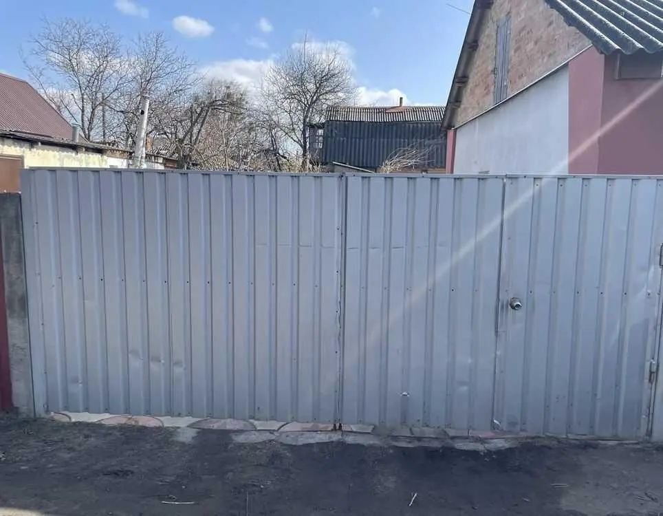 Лісок. Двокімнатна частина будинку.