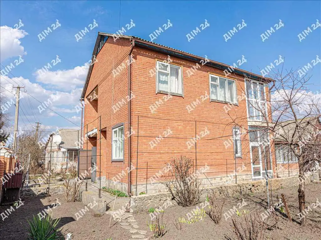 Будинок з господарськими спорудами у Решетилівці