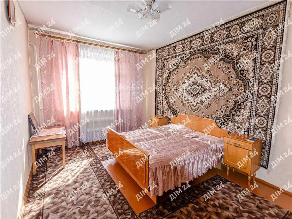 Будинок з господарськими спорудами у Решетилівці