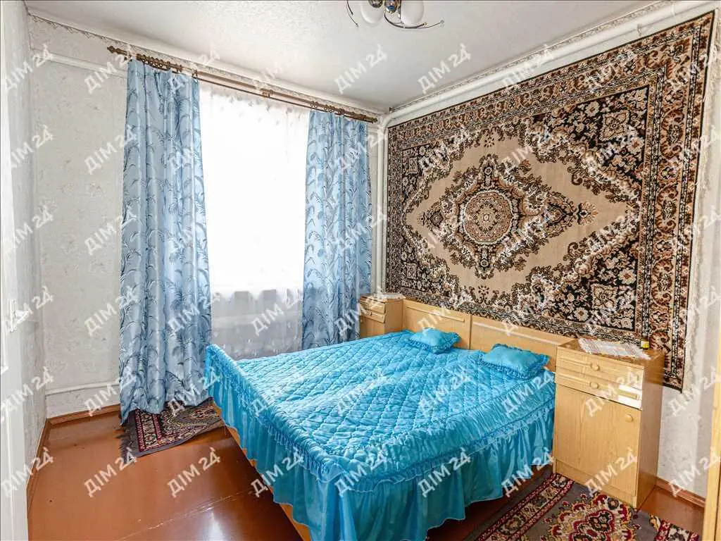 Будинок з господарськими спорудами у Решетилівці