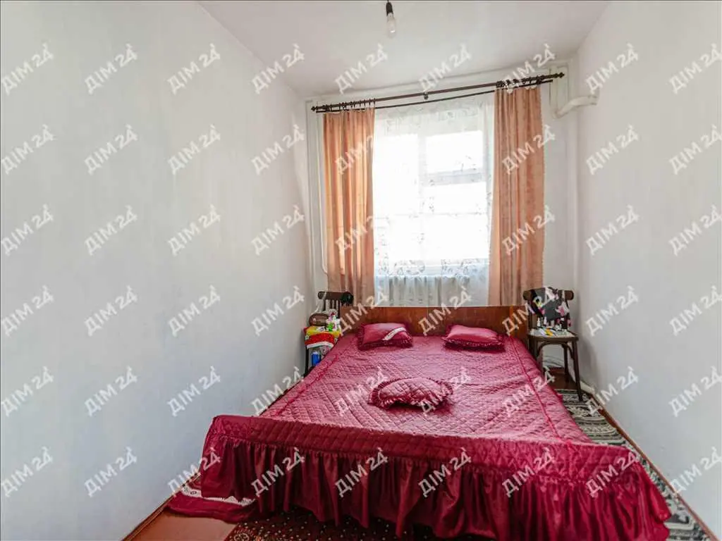 Будинок з господарськими спорудами у Решетилівці