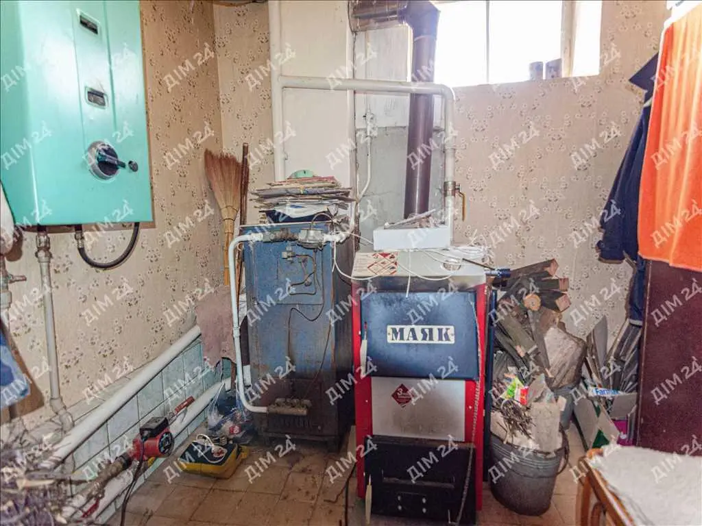 Будинок з господарськими спорудами у Решетилівці