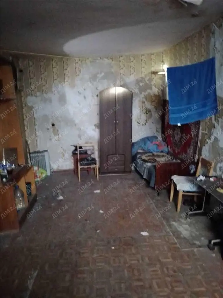 Частина будинку поруч із сучасними новобудовами.