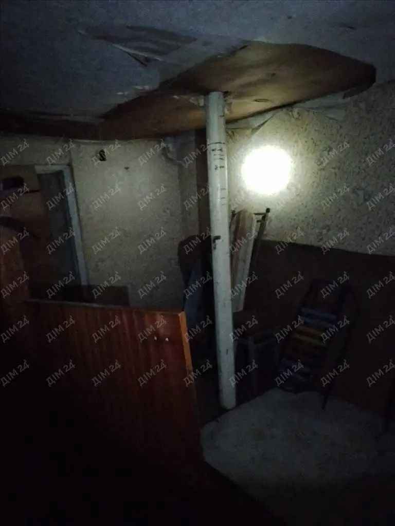 Частина будинку поруч із сучасними новобудовами.