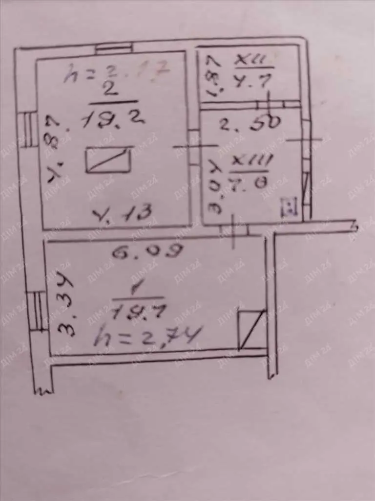 Частина будинку поруч із сучасними новобудовами.