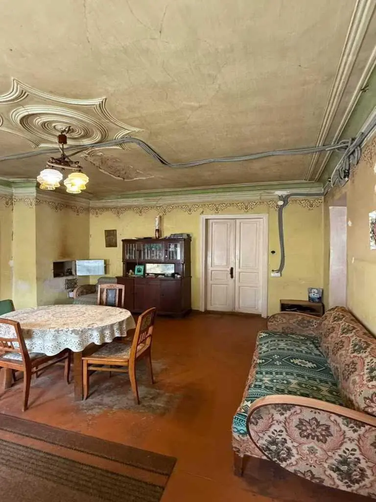 Частина будинку біля центрального ринку.