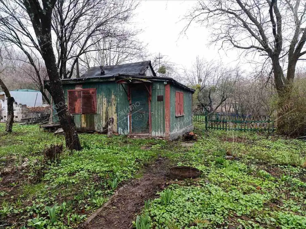 Ділянка з дачним будиночком в перспективі!