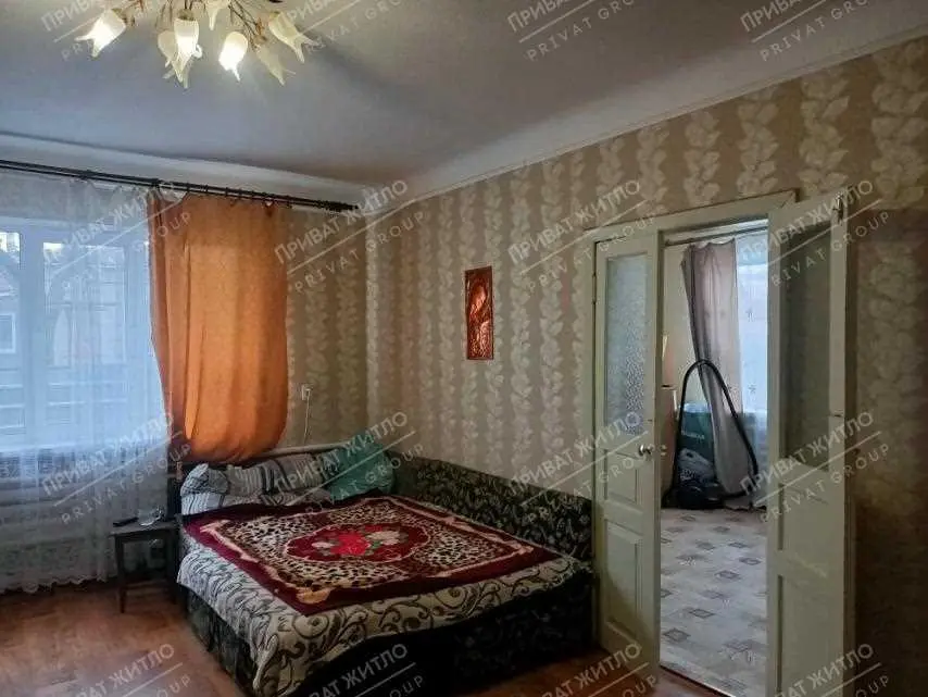 Частина будинку з окремим двором біля річки.