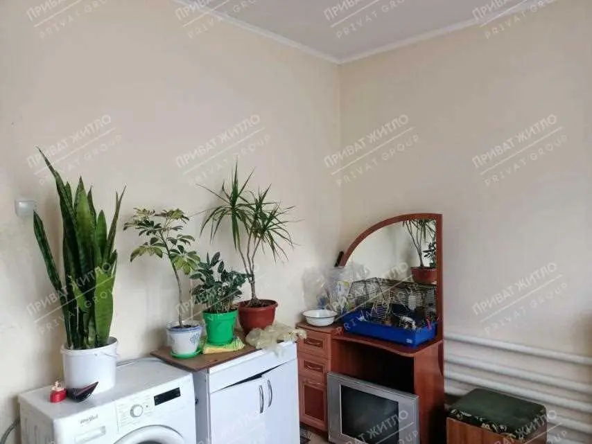 Частина будинку з окремим двором біля річки.