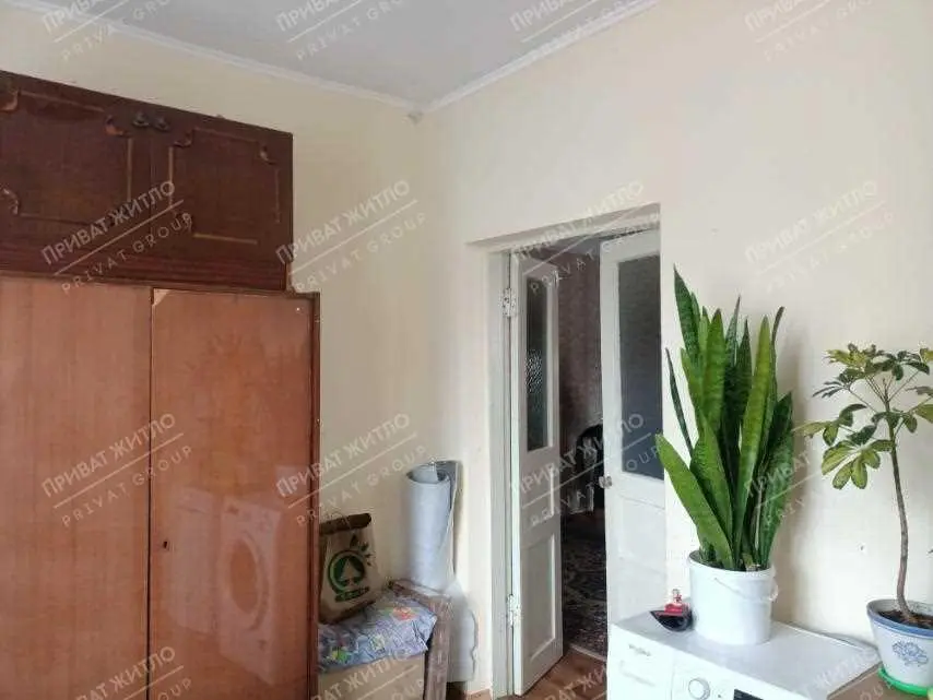 Частина будинку з окремим двором біля річки.