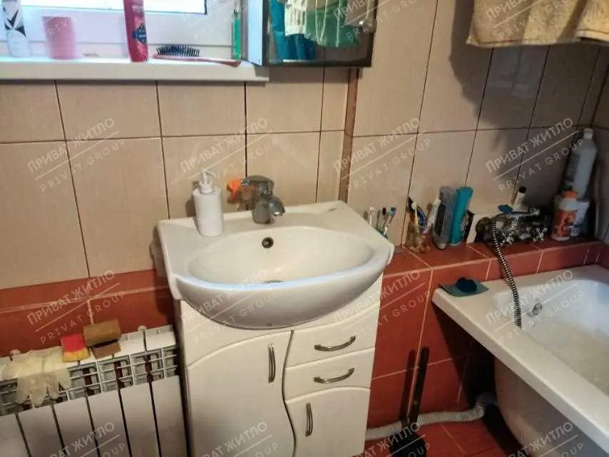 Частина будинку з окремим двором біля річки.