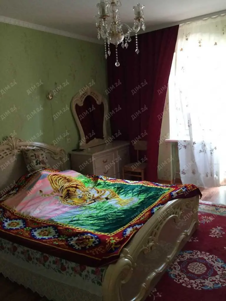 Трикімнатна квартира біля Листопаду!