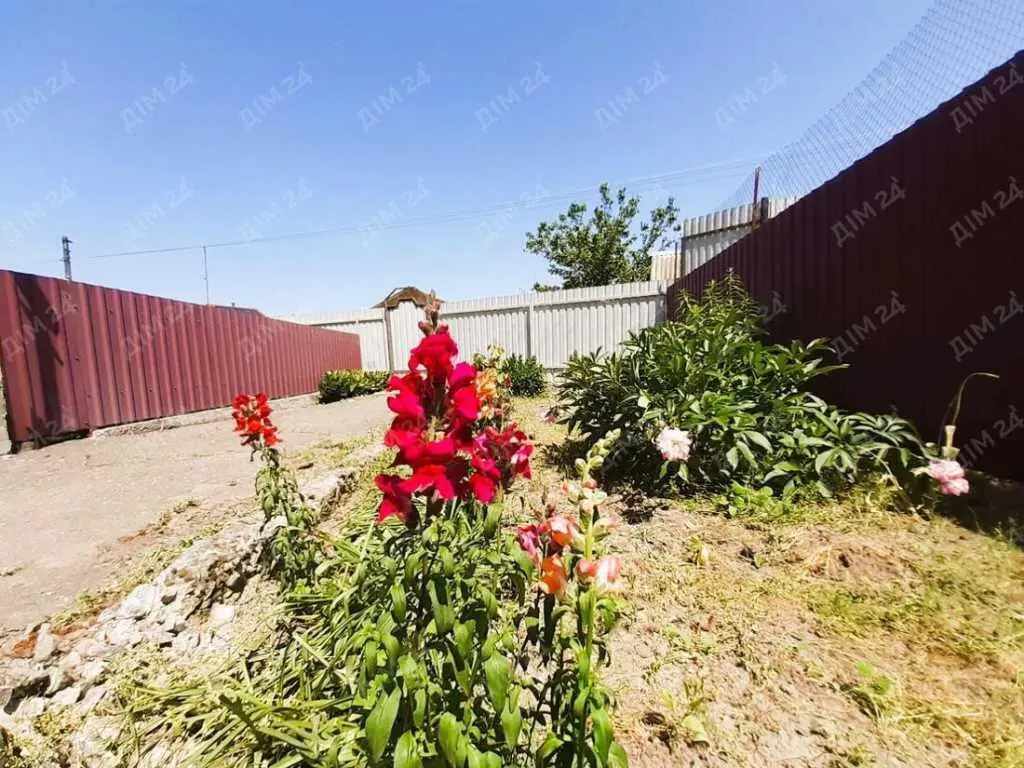 Доглянутий будинок з комунікаціями. 