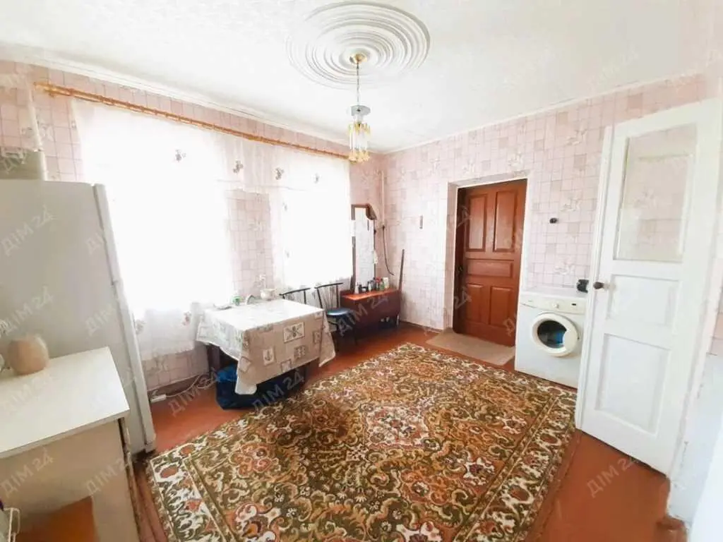 Доглянутий будинок з комунікаціями. 