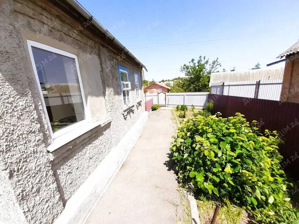 Доглянутий будинок з комунікаціями. 