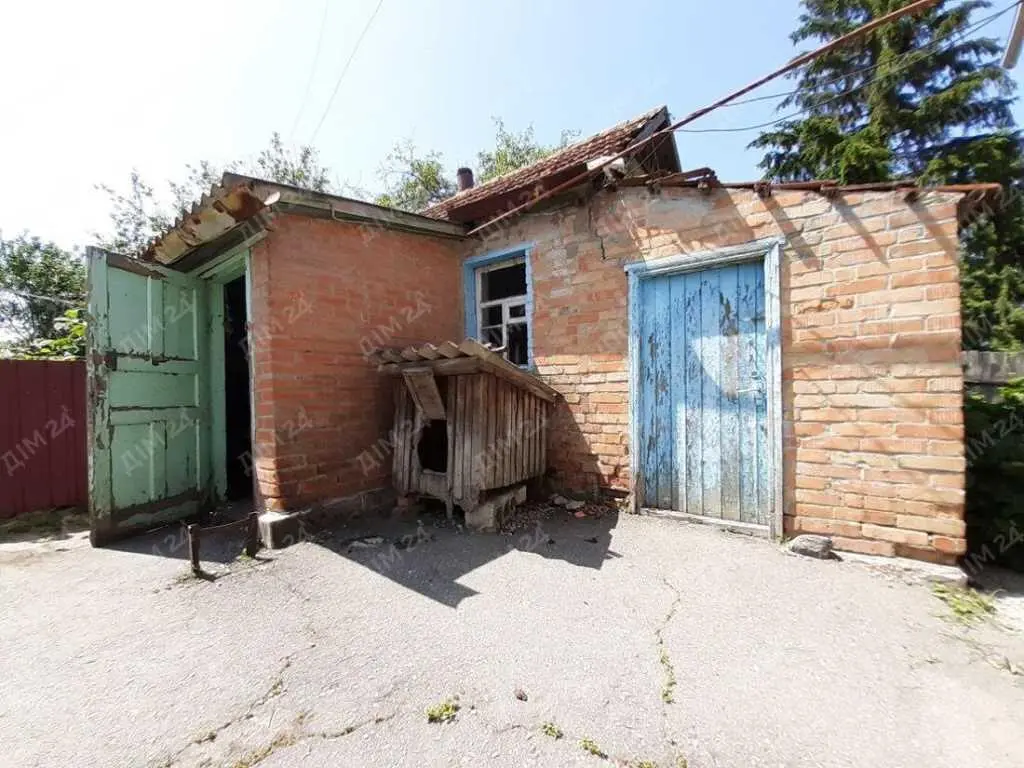 Доглянутий будинок з комунікаціями. 