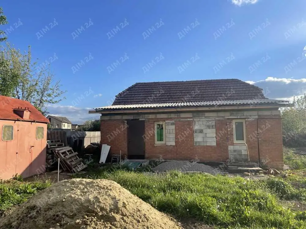 Окремий будинок в центрі Рибців.