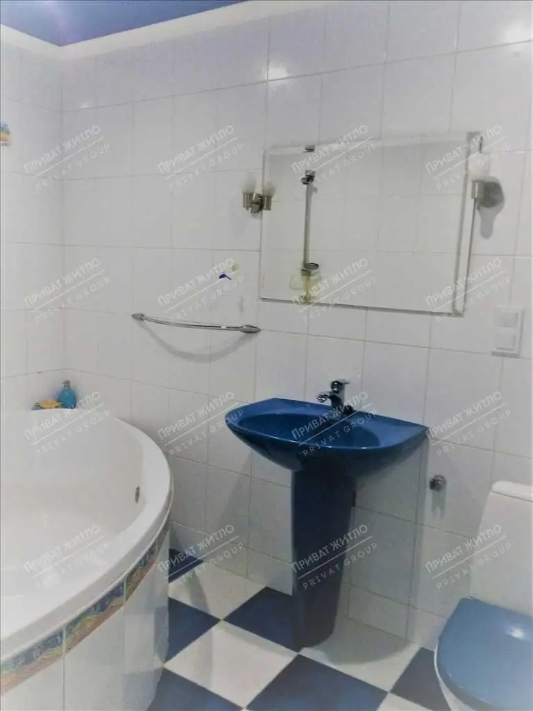 3 кімнатна квартира в центрі міста.