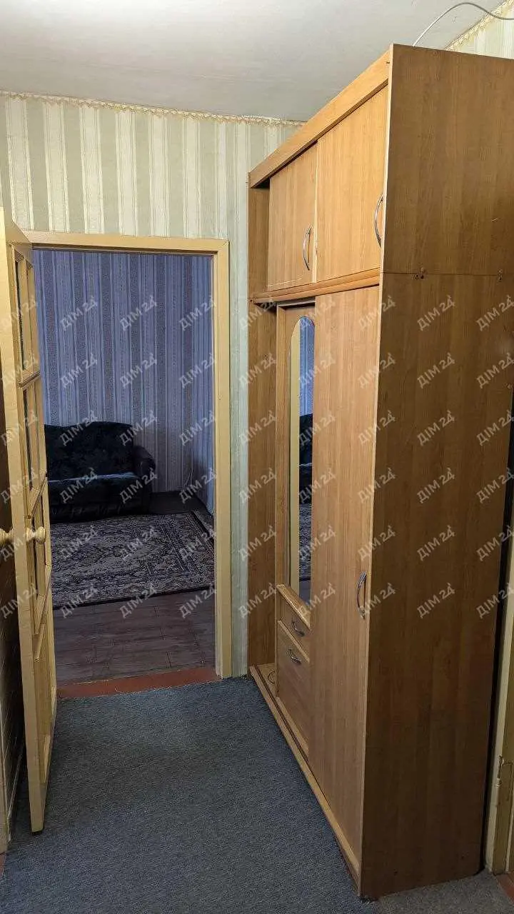 Бюджетна квартира поруч з зупинкою! 