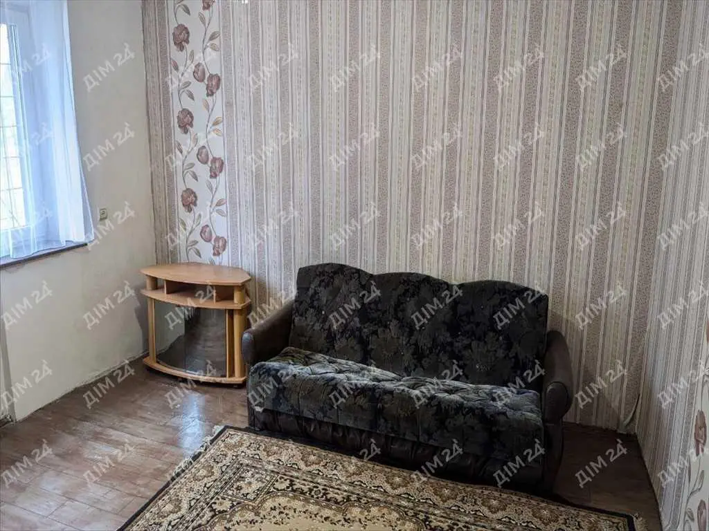 Бюджетна квартира поруч з зупинкою! 