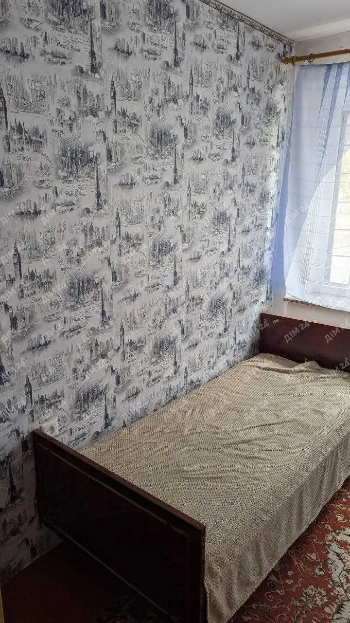 Бюджетна квартира поруч з зупинкою! 