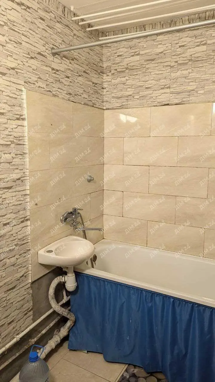 Бюджетна квартира поруч з зупинкою! 