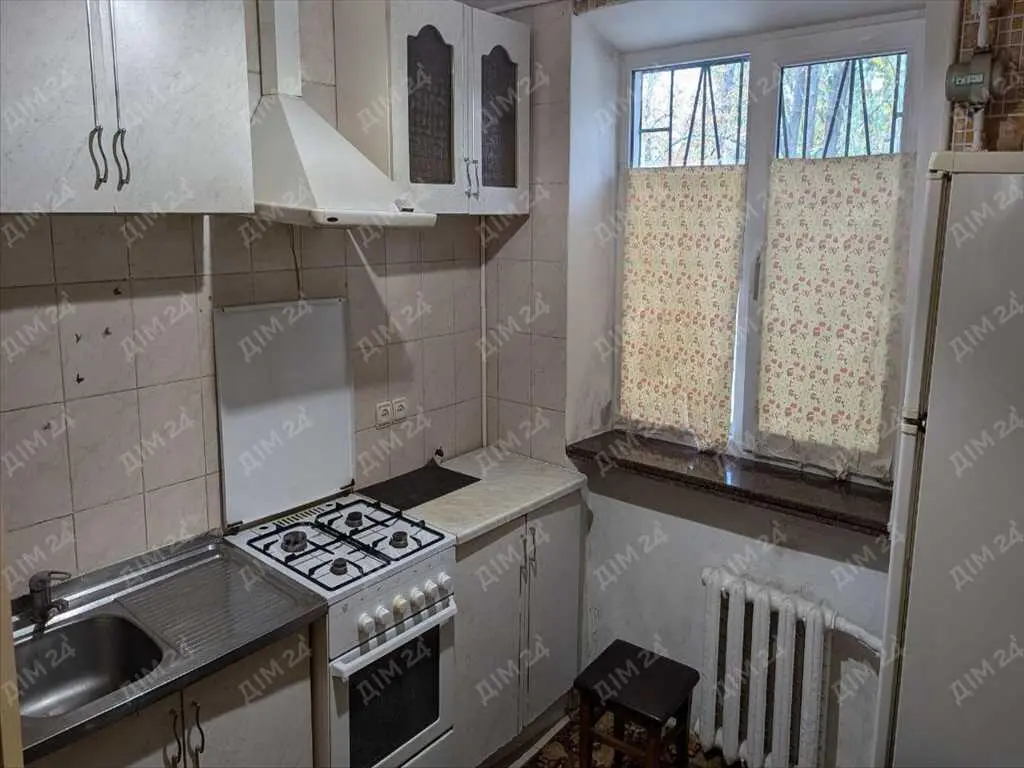 Бюджетна квартира поруч з зупинкою! 