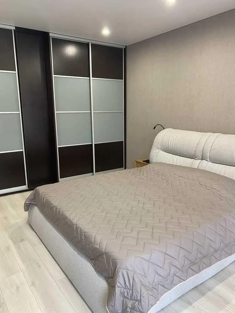 Двокімнатна квартира навпроти Листопаду!