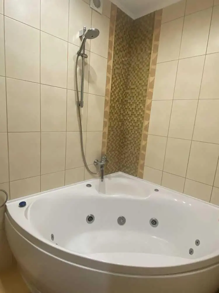 Двокімнатна квартира навпроти Листопаду!